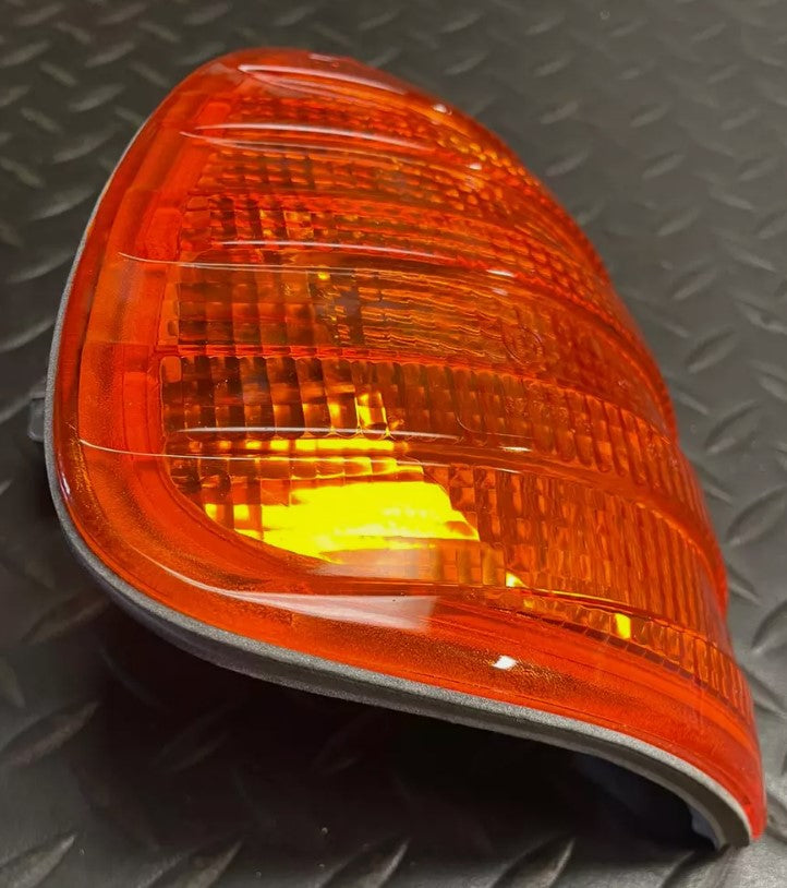 Bosch RH Blinker Lamp - 1 305 233 917 -Fits MBZ 200, 230, 280E, 240 & More 76-85
