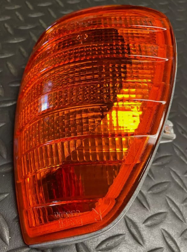 Bosch RH Blinker Lamp - 1 305 233 917 -Fits MBZ 200, 230, 280E, 240 & More 76-85