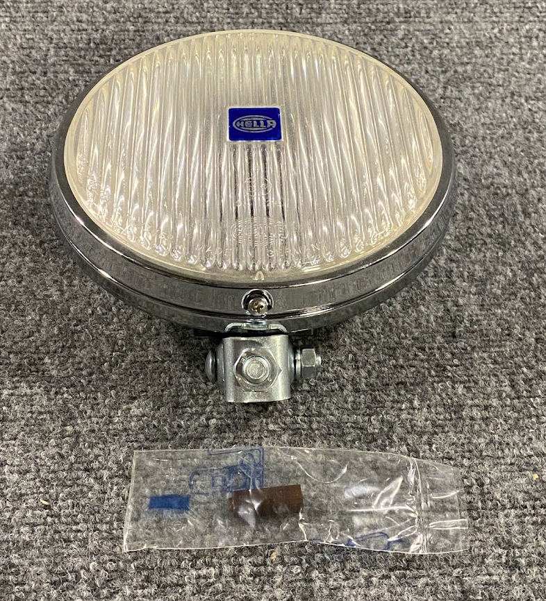 Hella Front Fog Lamp - 1N6 002 659-03 / A 000 820 62 56 - Fits MBZ O305 1968-73