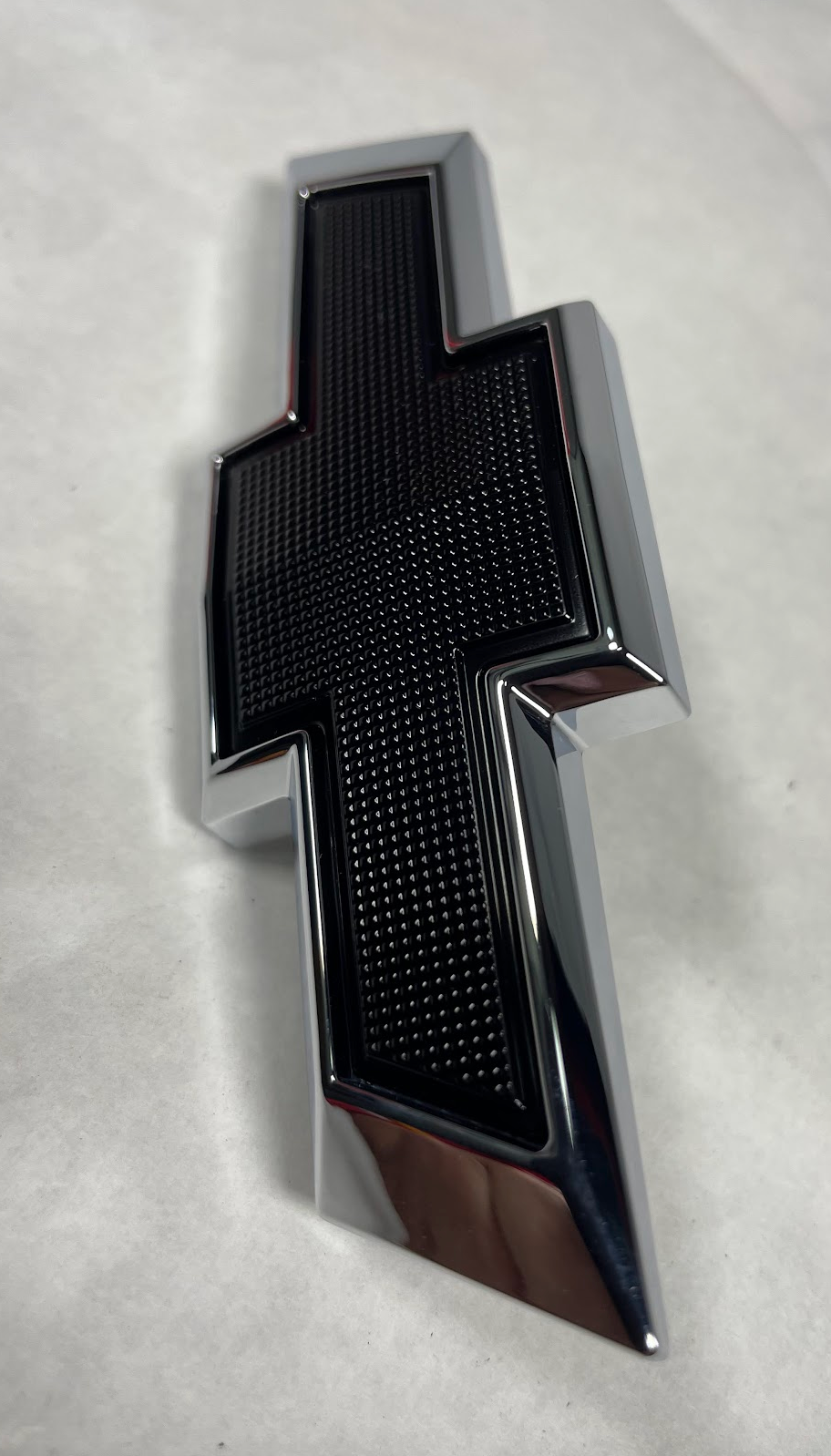 GM Front Bowtie Logo Emblem Set - 84434788 - For Silverado 1500, 1500 LTD & More
