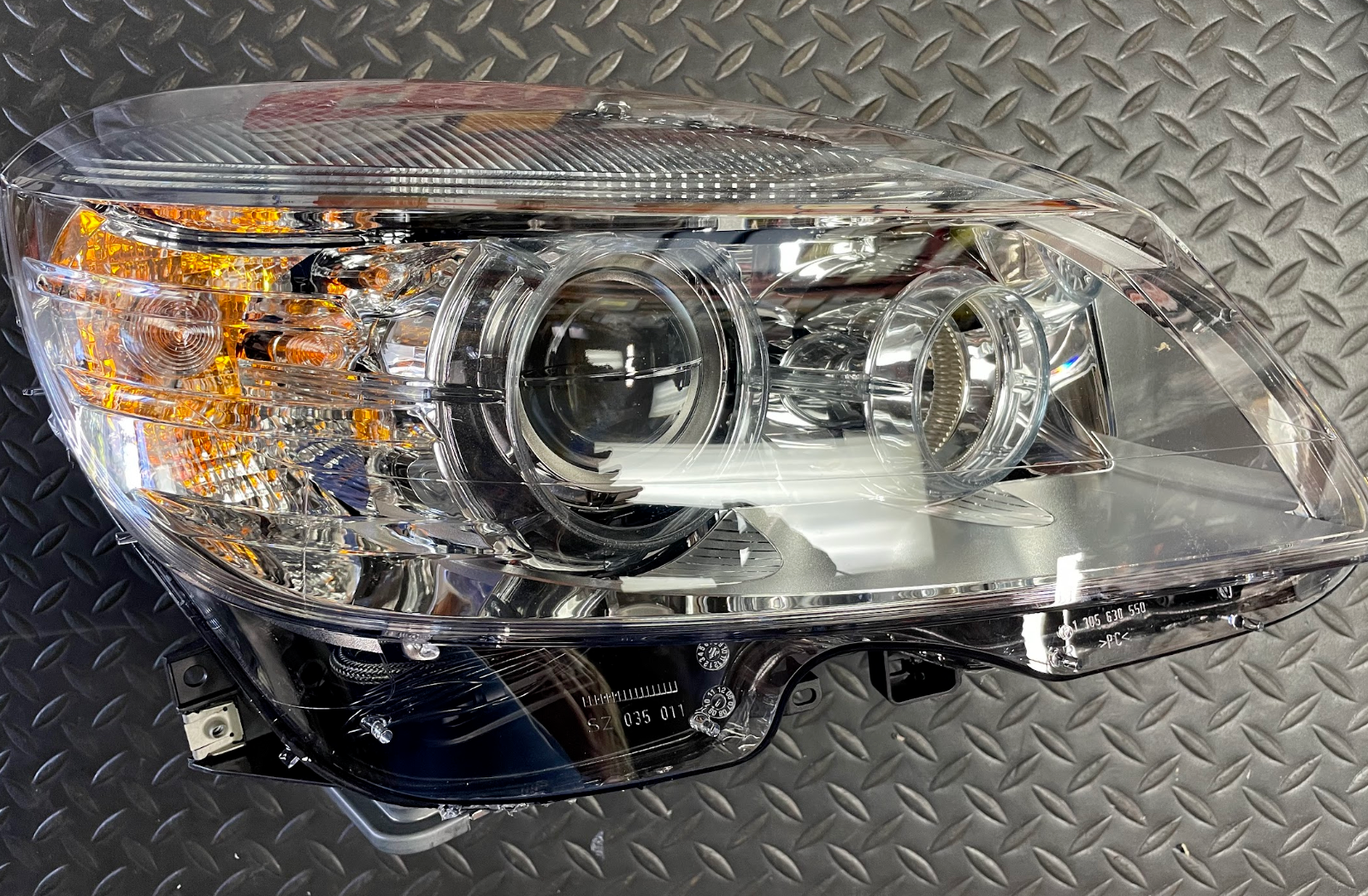 Bosch Right Headlight Assy - 1 305 630 550 - For Mercedes-Benz W204 C63 AMG
