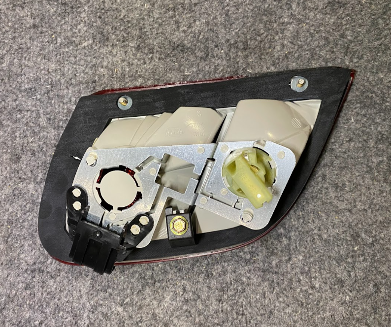 Mercedes-Benz RH Tail Lamp Assy - A2088201264 - MBZ CLK320 / CLK430 & CLK55 AMG