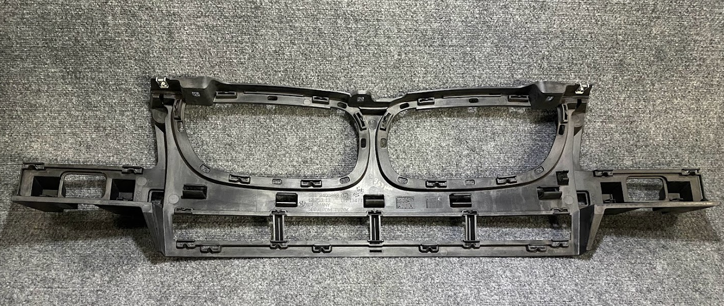 BMW Front Bumper Center Grille Bracket - 51-11-3-400-898 - Fits BMW X3 2004-2006
