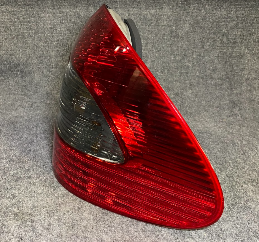 Mercedes-Benz Tail Lamp Assembly - A 211 820 26 64- MBZ E320, E350, E550, E63AMG