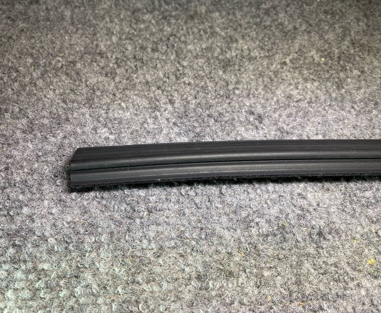 Mercedes-Benz Back Glass/Rear Window Seal - A 126 670 04 39 - Fits MBZ 560SEC