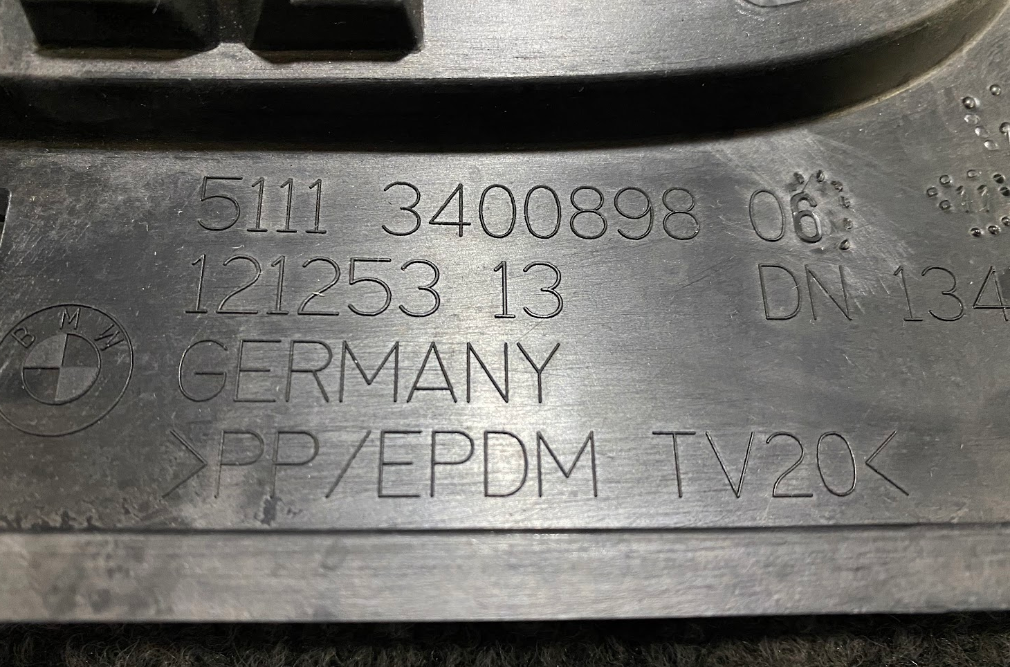 BMW Front Bumper Center Grille Bracket - 51-11-3-400-898 - Fits BMW X3 2004-2006