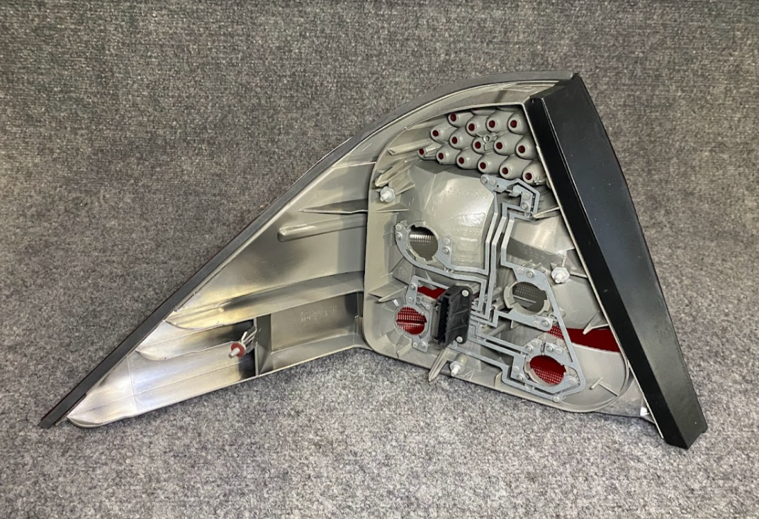 Right Tail Light Assembly - 220 820 02 66 - For Mercedes S430, S500 & S55 AMG