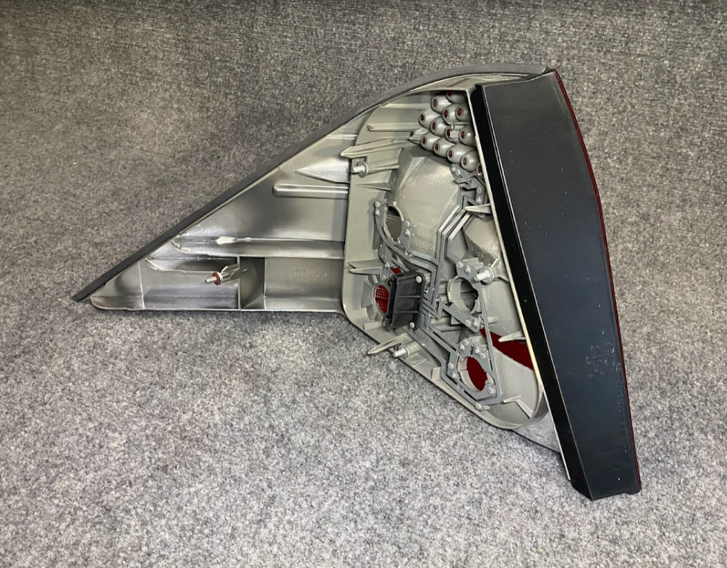 Right Tail Light Assembly - 220 820 02 66 - For Mercedes S430, S500 & S55 AMG
