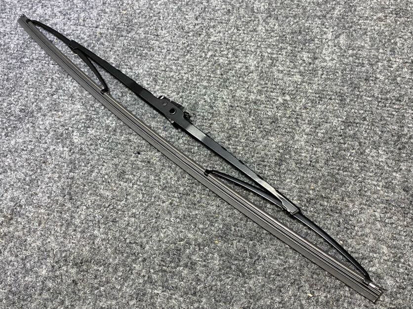 Mercedes-Benz Wiper Blade - A211-820-33-45 - Fits MBZ ML320 / ML430 & Others