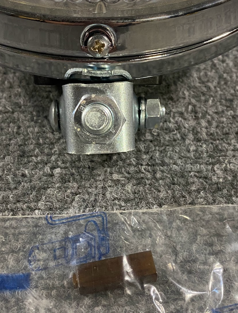 Hella Front Fog Lamp - 1N6 002 659-03 / A 000 820 62 56 - Fits MBZ O305 1968-73