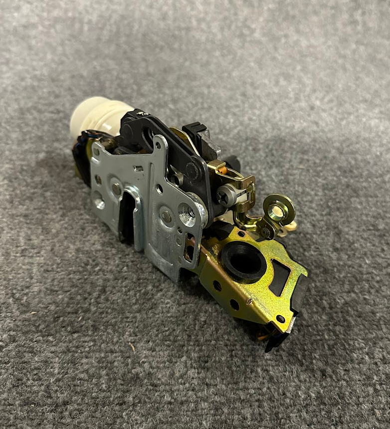 Mercedes-Benz Left Door Lock - A 140 720 35 35 - Fits MBZ S320, S420 & More