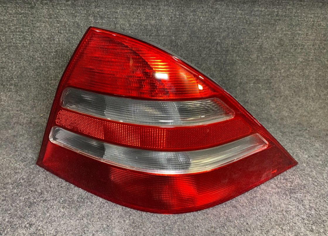 Right Tail Light Assembly - 220 820 02 66 - For Mercedes S430, S500 & S55 AMG
