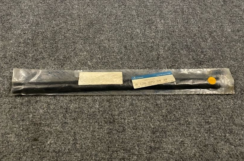 Mercedes-Benz Back Glass/Rear Window Seal - A 126 670 04 39 - Fits MBZ 560SEC