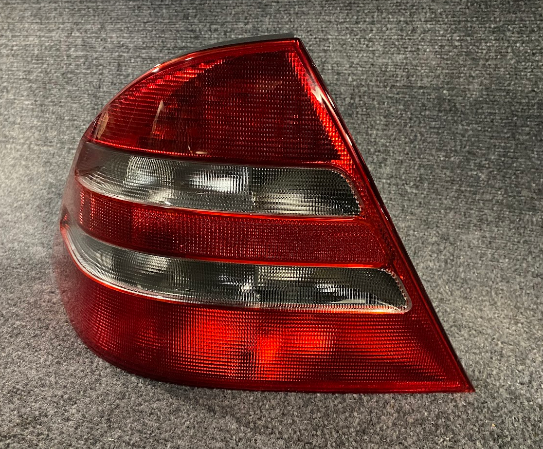 Left Tail Lamp Assy - 112 0401 / 255121L / 220-820-01-64 - Fits MBZ S-Class