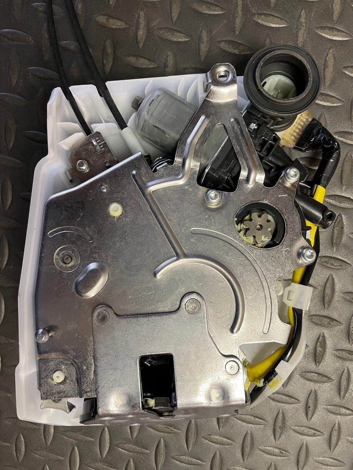 Toyota LH Power Sliding Door Lock Assy -6930008021- For Toyota Sienna