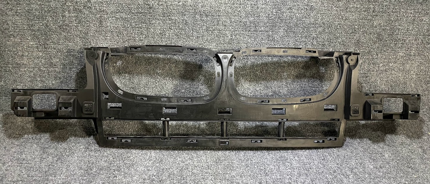 BMW Front Bumper Center Grille Bracket - 51-11-3-400-898 - Fits BMW X3 2004-2006