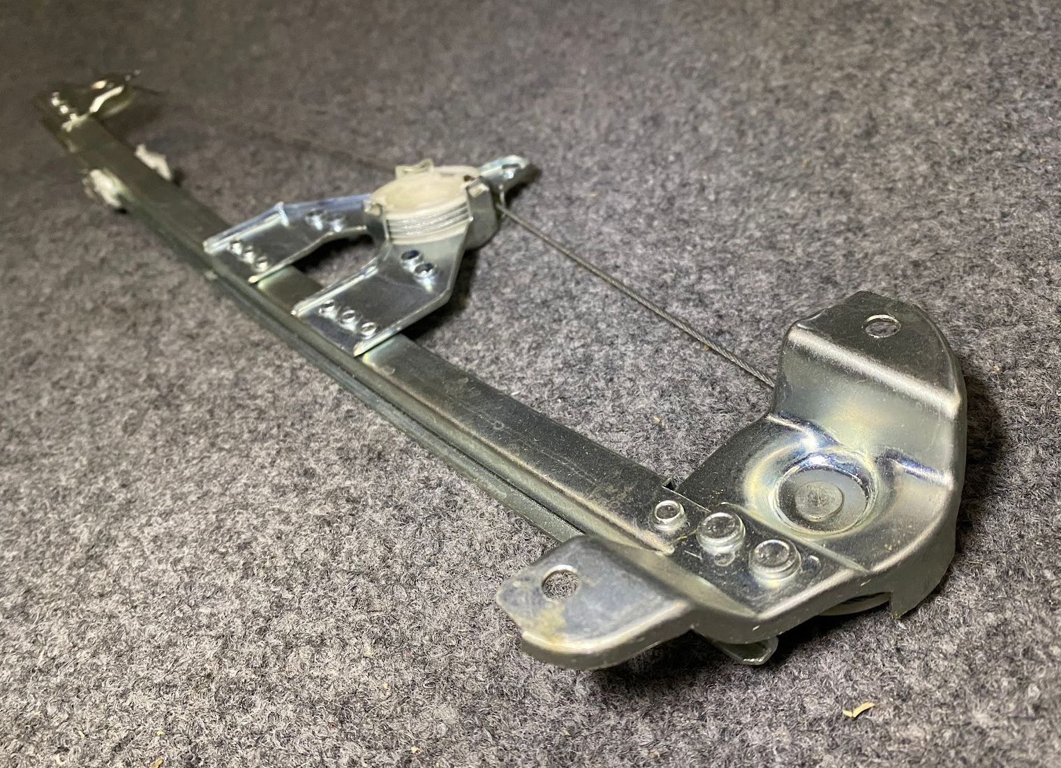 Rear Left Power Window Regulator - 202-730-13-46 - For MBZ C230 / C280 & C36 AMG