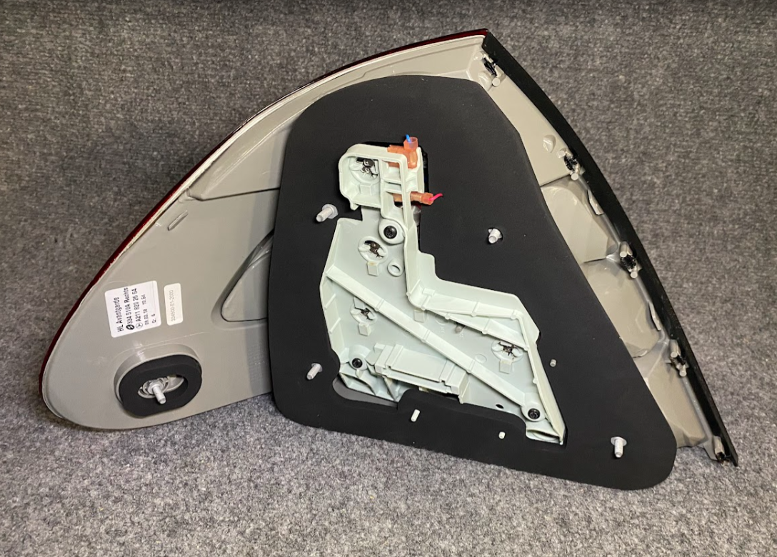 Mercedes-Benz Tail Lamp Assembly - A 211 820 26 64- MBZ E320, E350, E550, E63AMG