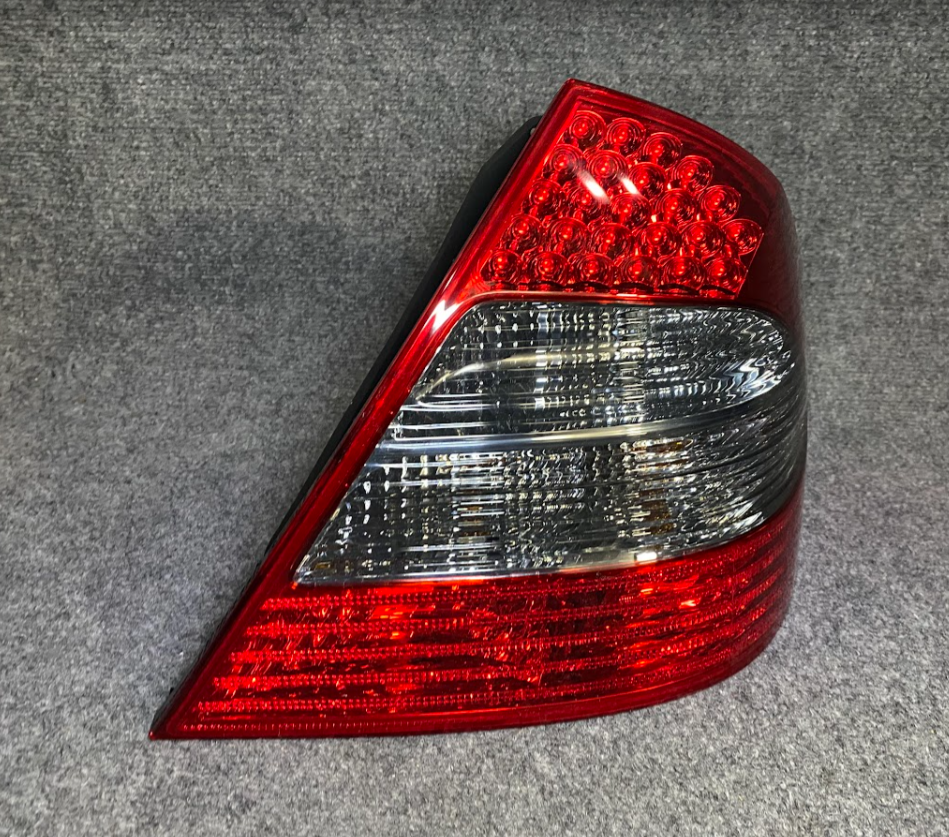 Mercedes-Benz Tail Lamp Assembly - A 211 820 26 64- MBZ E320, E350, E550, E63AMG