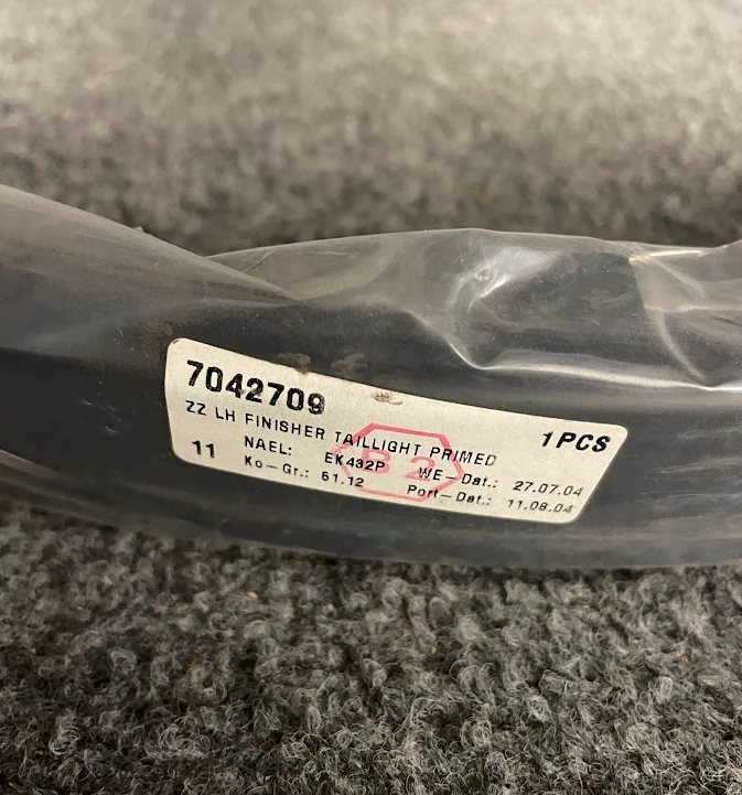 Finisher Rear Light Primed Left - 7042709 / 51-12-7-156-771 - For BMW 2002-2008