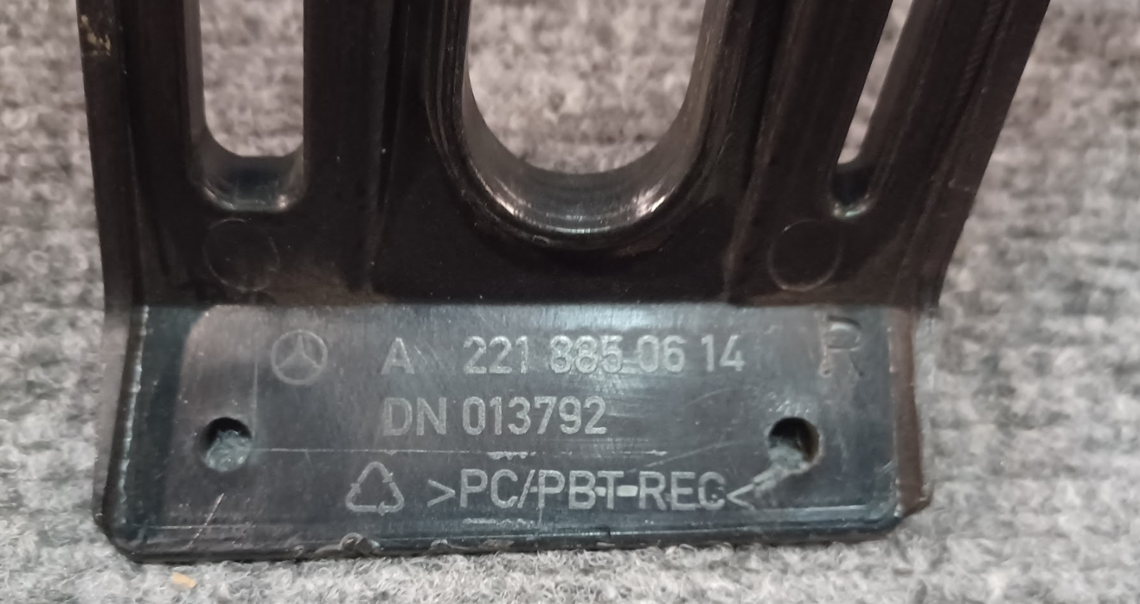 Mercedes-Benz Rear Bumper Right Bracket - A 221 885 06 14 - Fits MBZ S-Class