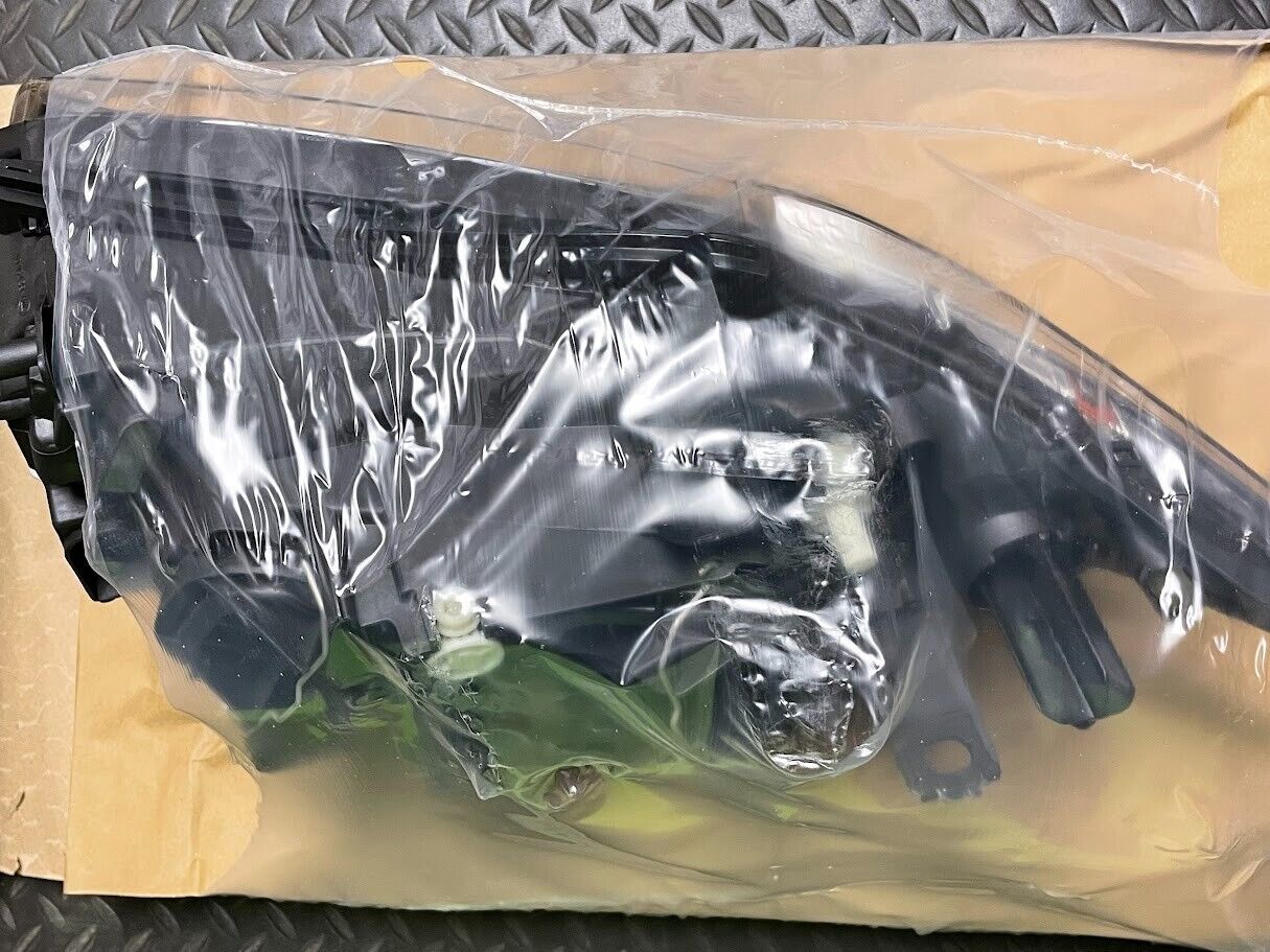 Valeo Right Headlight Assy - 044794 / 63-11-6-924-668 -For BMW 128i, 135i & More