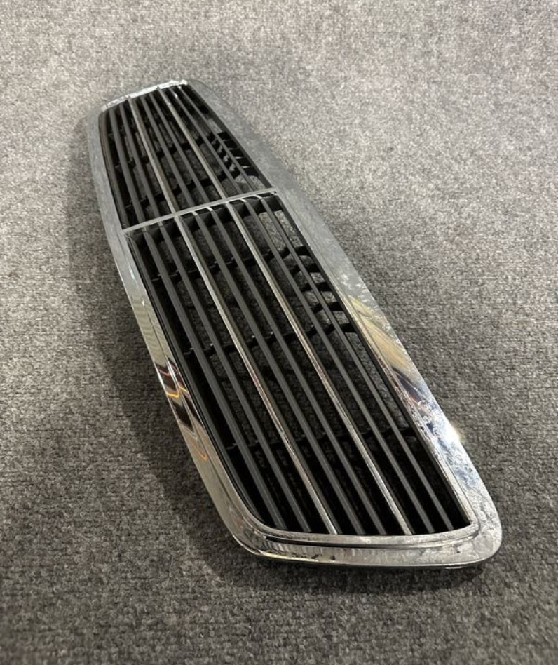 Mercedes-Benz Radiator Center Grille - A 203 880 04 83 - Fits MBZ W203 2000-2007