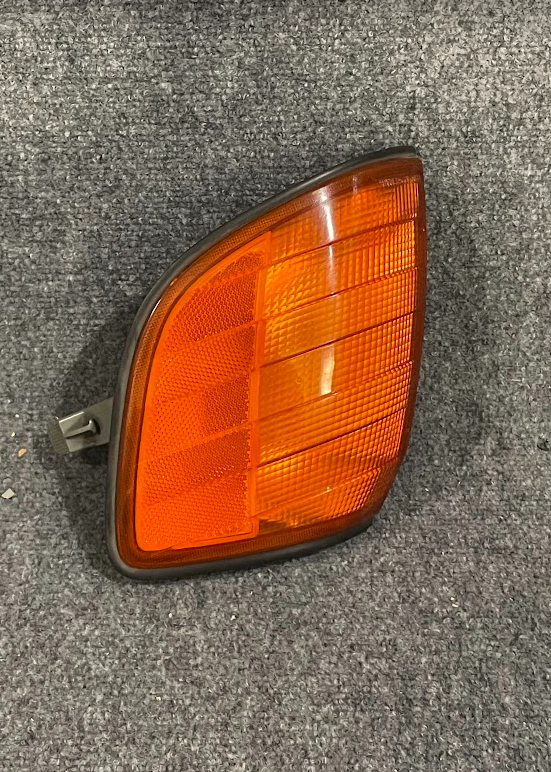 Bosch Turn Signal Light Assembly - 1305233932 / 1408260143 - For Mercedes W140