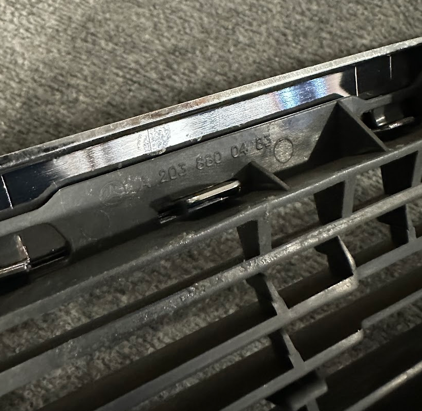 Mercedes-Benz Radiator Center Grille - A 203 880 04 83 - Fits MBZ W203 2000-2007