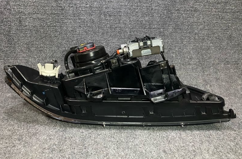 Hella Front LH Xenon Headlight Assembly - H11410031 - Fits BMW 528i & 540i 97-98