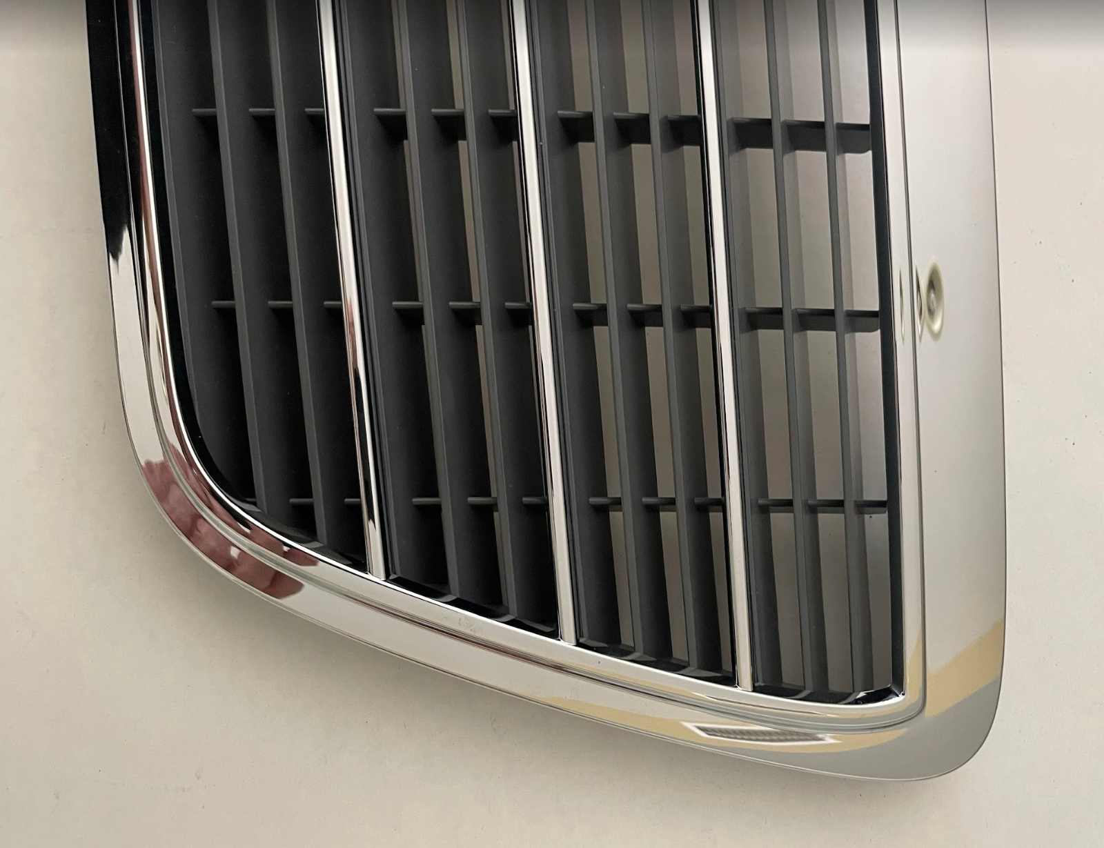Mercedes-Benz Radiator Grille Assy - 210-880-05-83 - For MBZ W210 E-Class 95-02