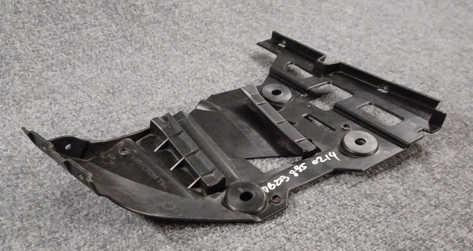Mercedes-Benz Rear Right Bumper Bracket - A 203 885 02 14 - Fits MBZ C-Class