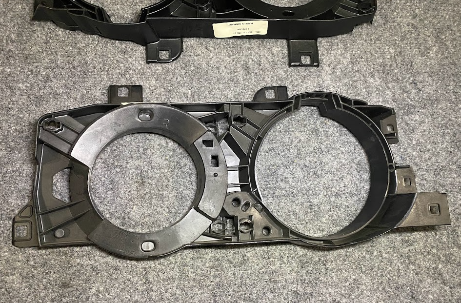Hella RH Headlight Frame (1 Pc Only) - 9AH 131 740-011 - Fits BMW 525i & More