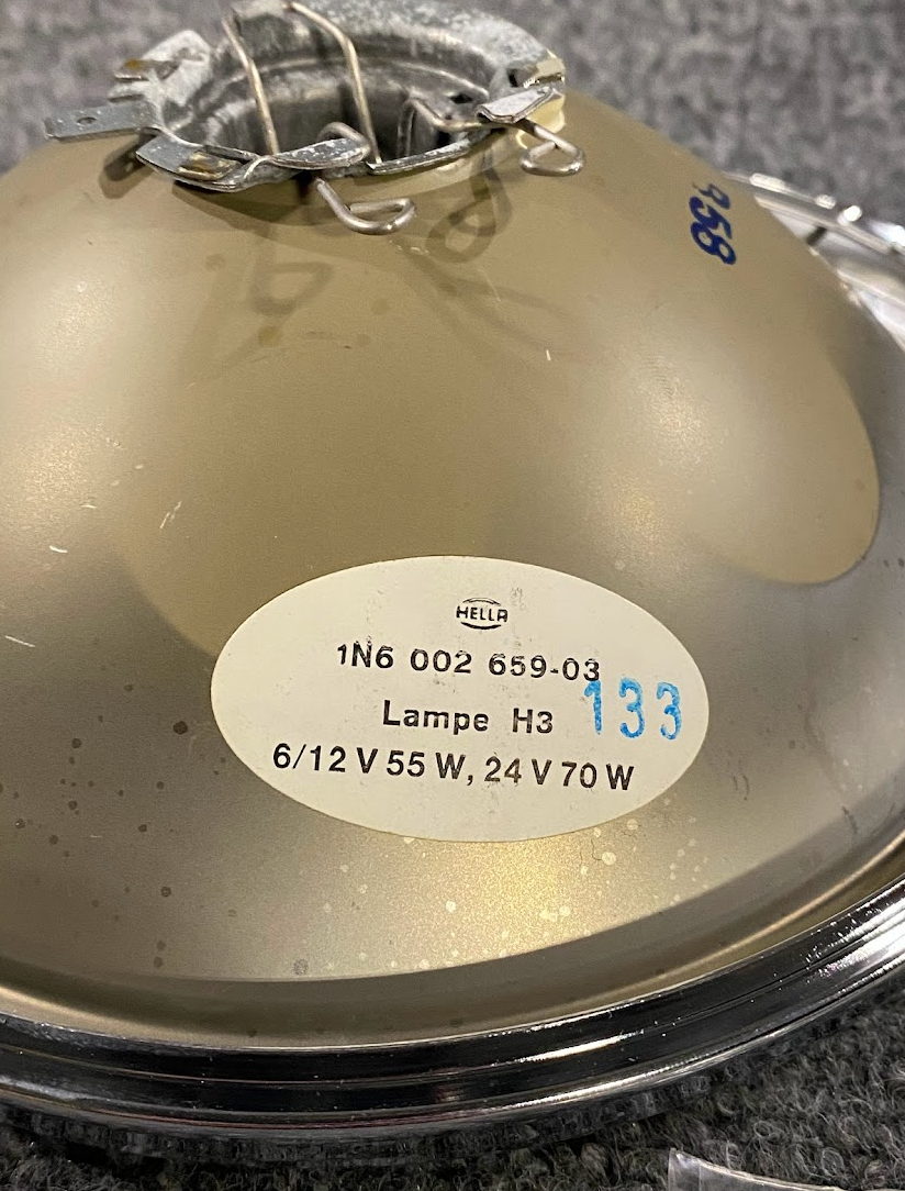 Hella Front Fog Lamp - 1N6 002 659-03 / A 000 820 62 56 - Fits MBZ O305 1968-73