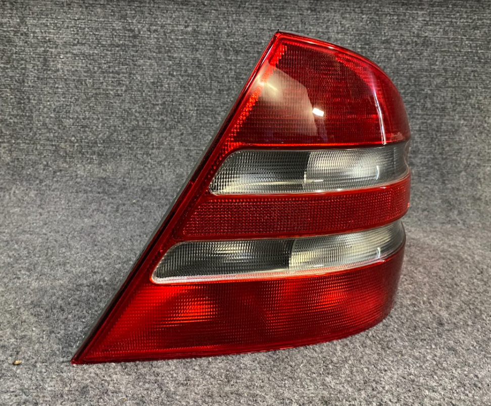 Right Tail Light Assembly - 220 820 02 66 - For Mercedes S430, S500 & S55 AMG