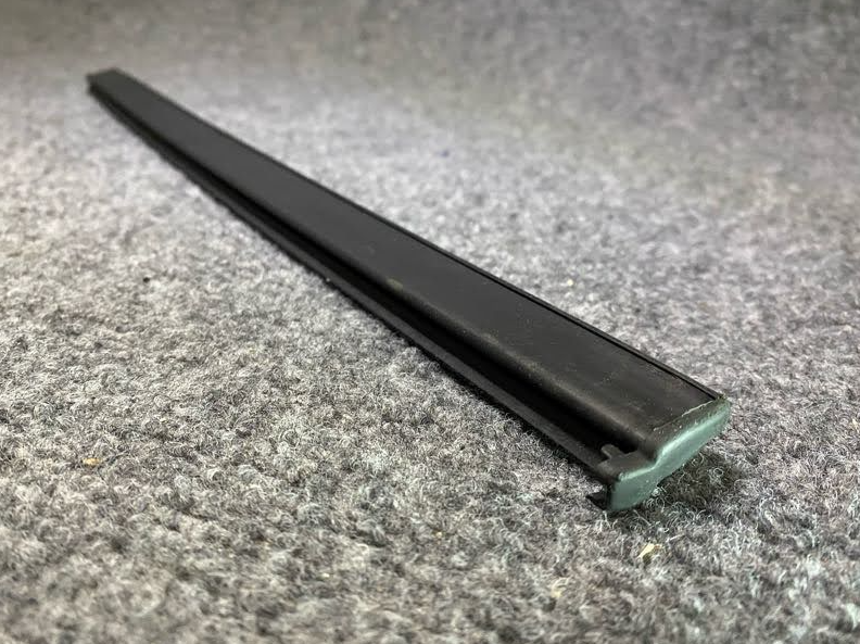 Mercedes-Benz Back Glass/Rear Window Seal - A 126 670 04 39 - Fits MBZ 560SEC
