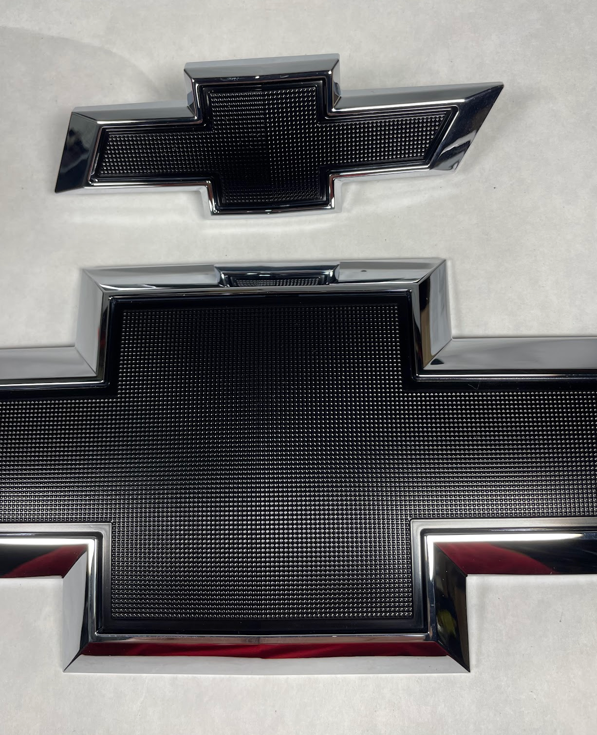 GM Front Bowtie Logo Emblem Set - 84434788 - For Silverado 1500, 1500 LTD & More