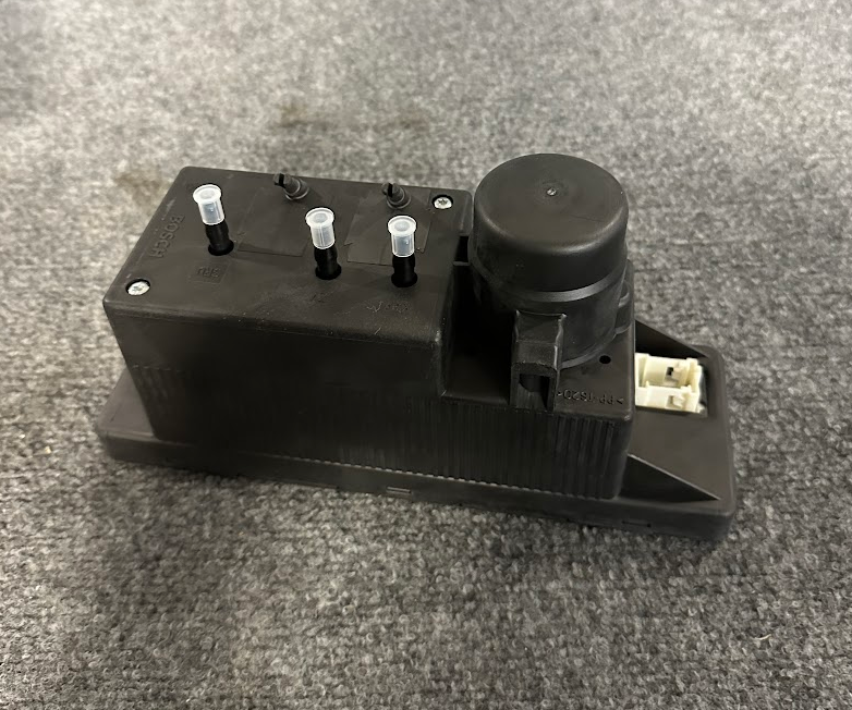 Mercedes-Benz / Bosch Vacuum Pump - 0 132 006 339 / 210 800 01 48 - Fits W210