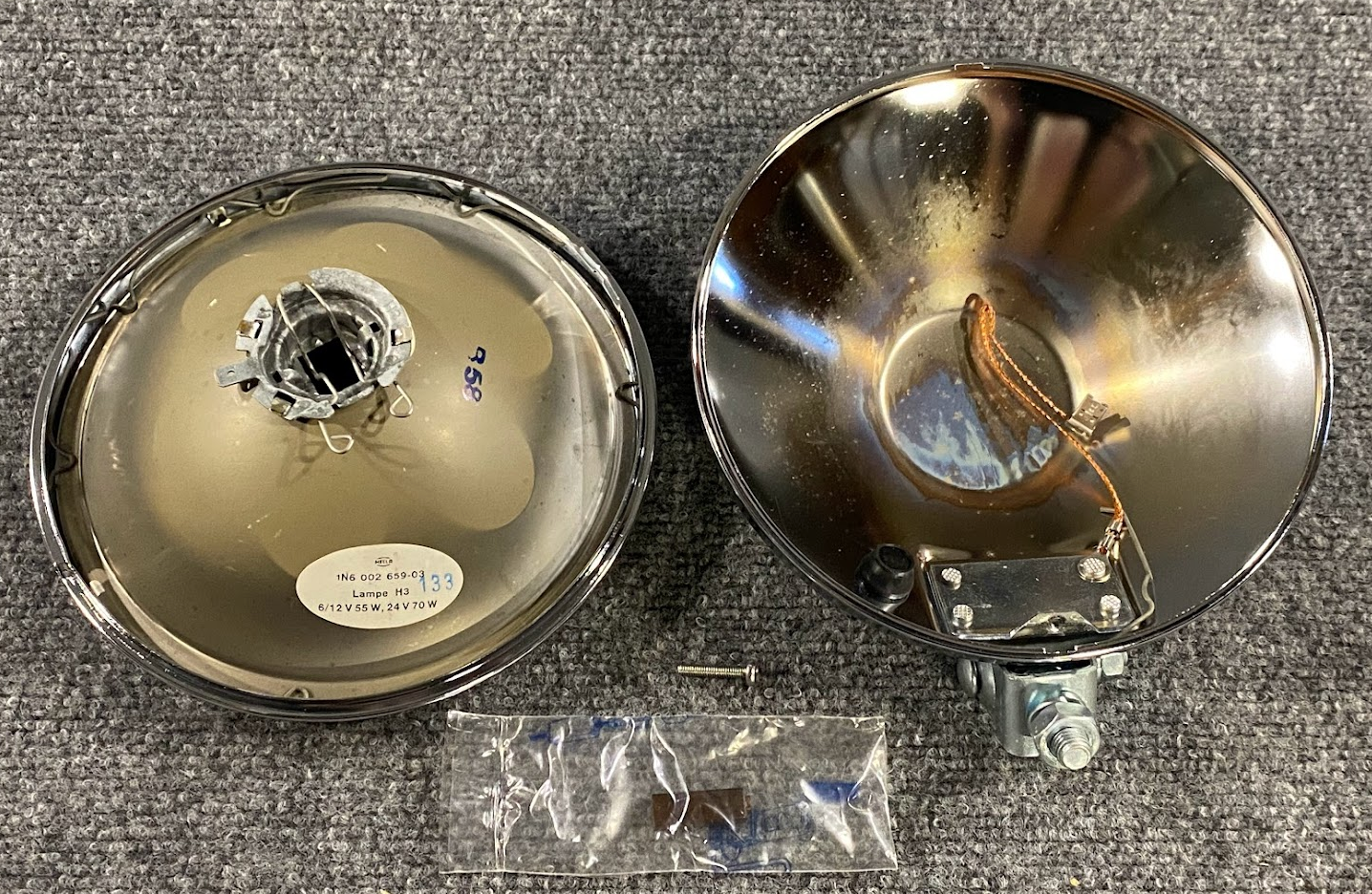 Hella Front Fog Lamp - 1N6 002 659-03 / A 000 820 62 56 - Fits MBZ O305 1968-73