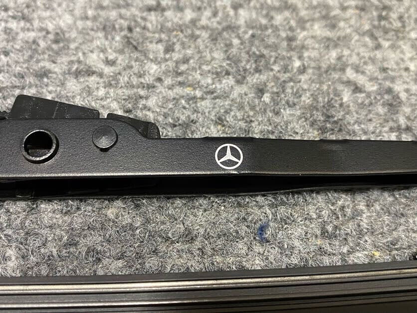 Mercedes-Benz Wiper Blade - A211-820-33-45 - Fits MBZ ML320 / ML430 & Others