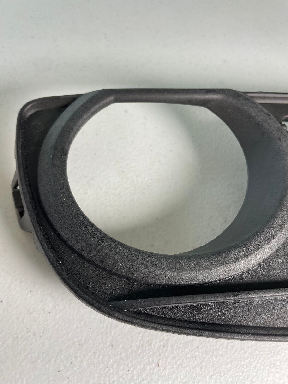 BMW Front RH Fog Lamp Bezel - 51-11-7-255-370 - For BMW 320i, 328i & Others