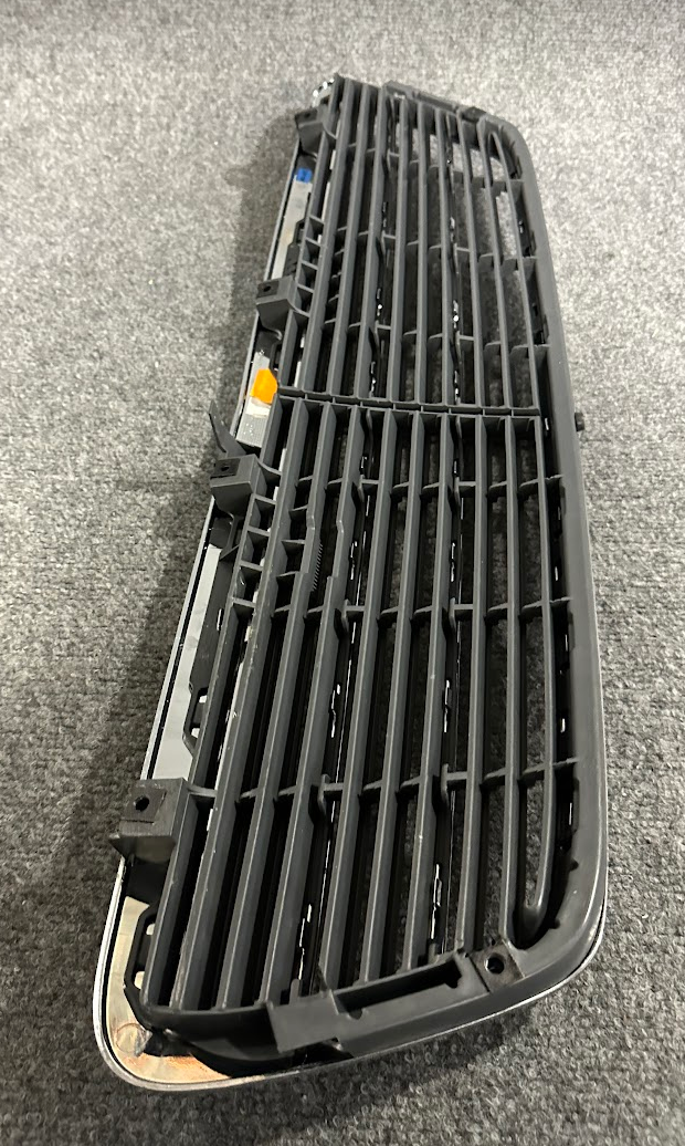Mercedes-Benz Radiator Center Grille - A 203 880 04 83 - Fits MBZ W203 2000-2007