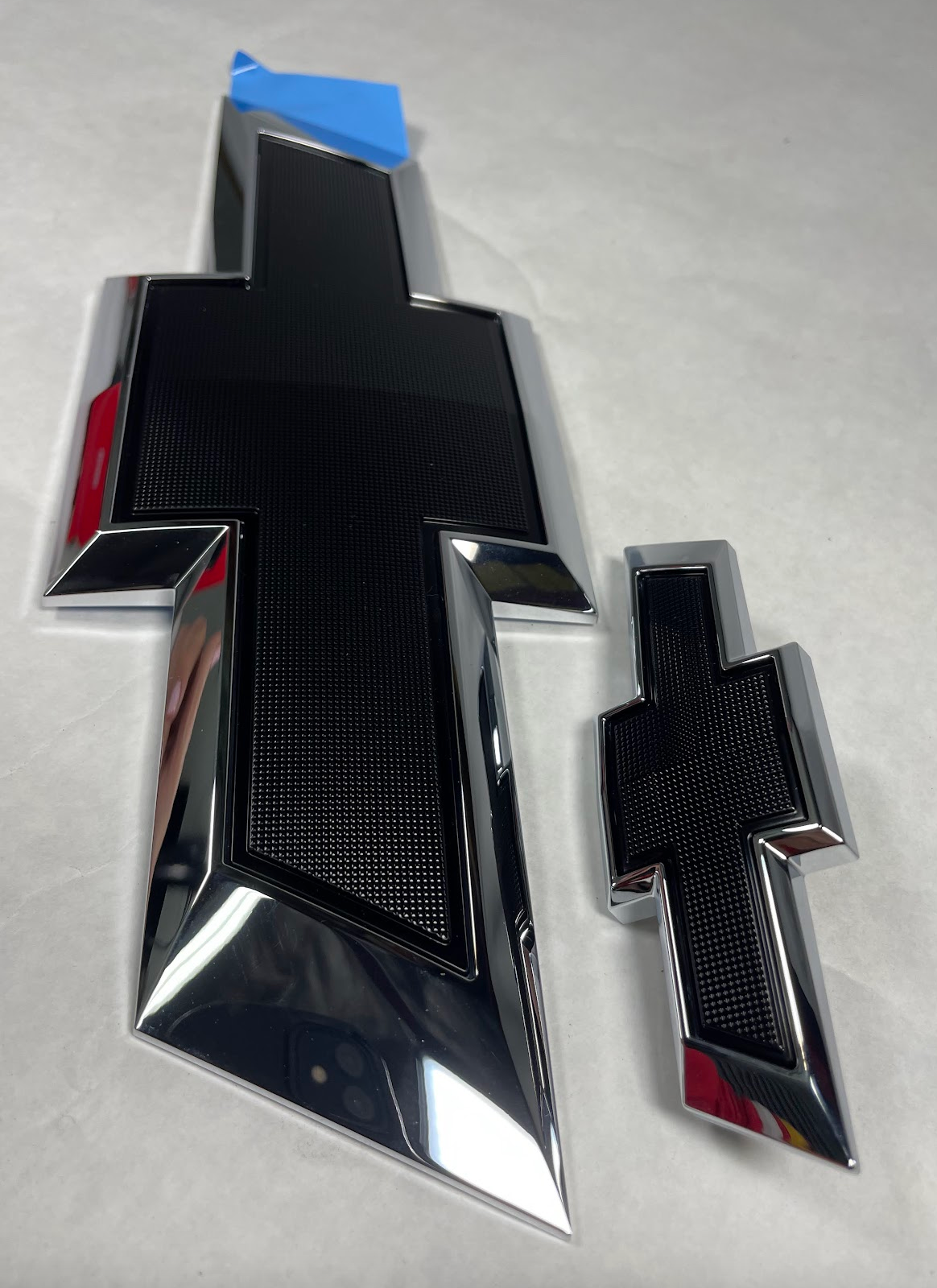 GM Front Bowtie Logo Emblem Set - 84434788 - For Silverado 1500, 1500 LTD & More