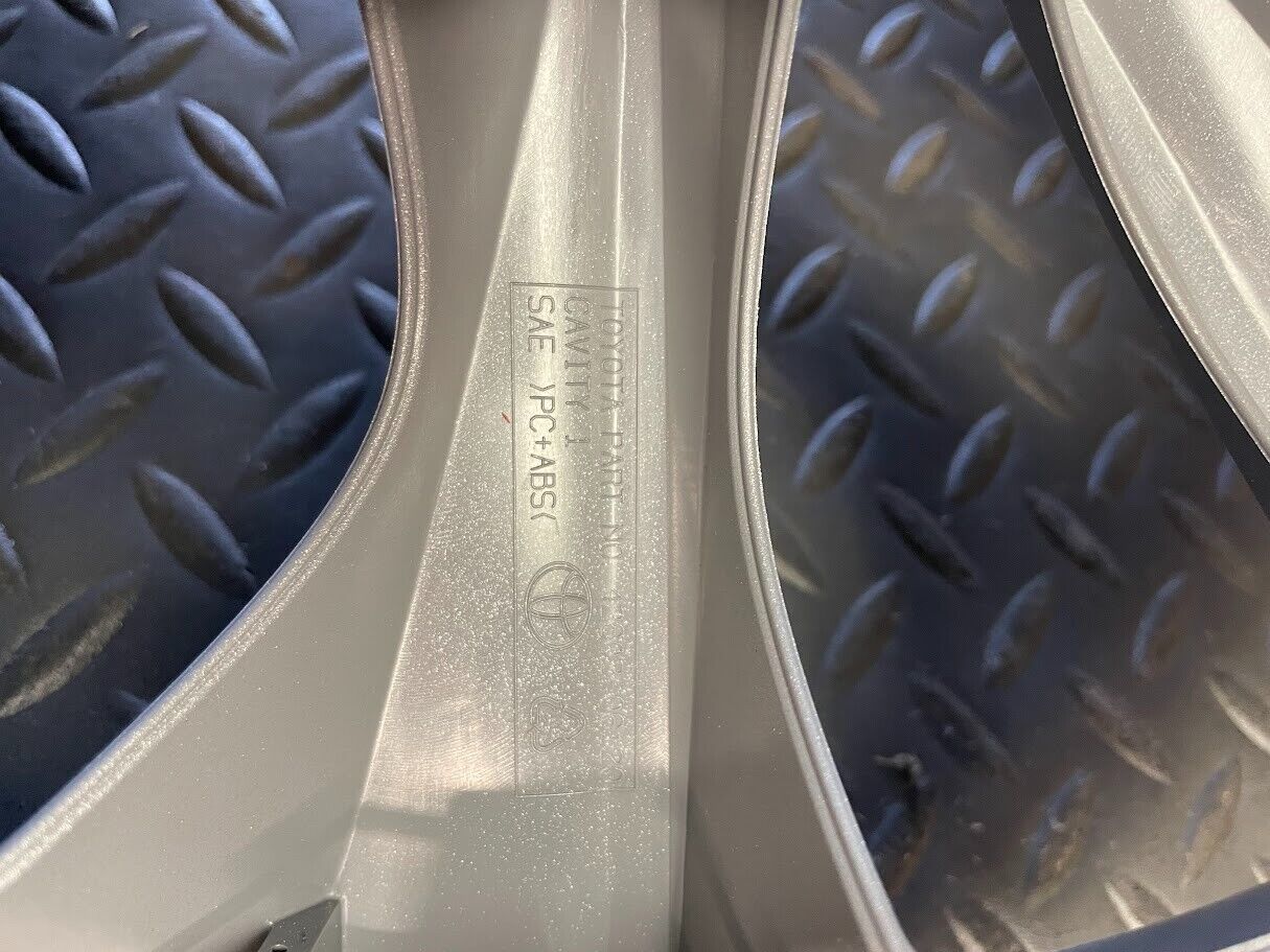 Toyota Wheel Cap (X1) - 42602-06120 - For Toyota Camry 2014-2017