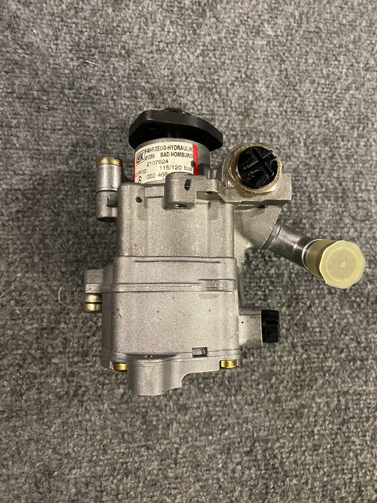 Mercedes-Benz Hydraulic Pump - A0024661901 - Fits MBZ E300 1996 - 1999