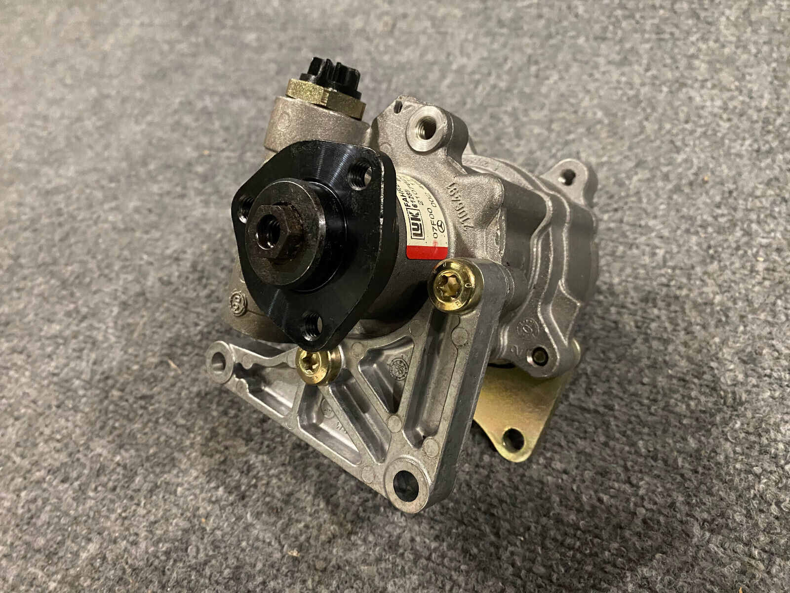 Mercedes-Benz Hydraulic Pump - A0024661901 - Fits MBZ E300 1996 - 1999