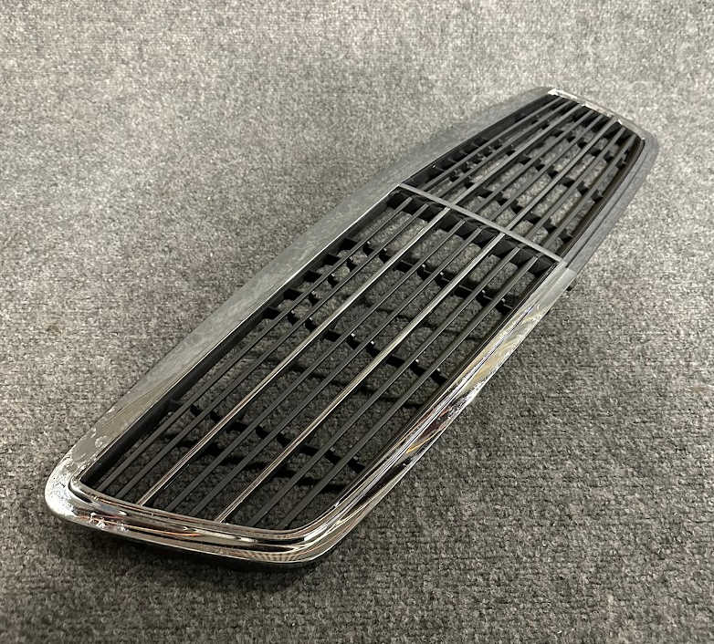 Mercedes-Benz Radiator Center Grille - A 203 880 04 83 - Fits MBZ W203 2000-2007