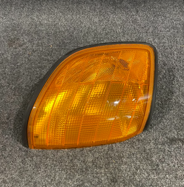 AL RH Turn Signal Light Assembly- 1305233935 / 1408260443 -For MBZ 300SE & More