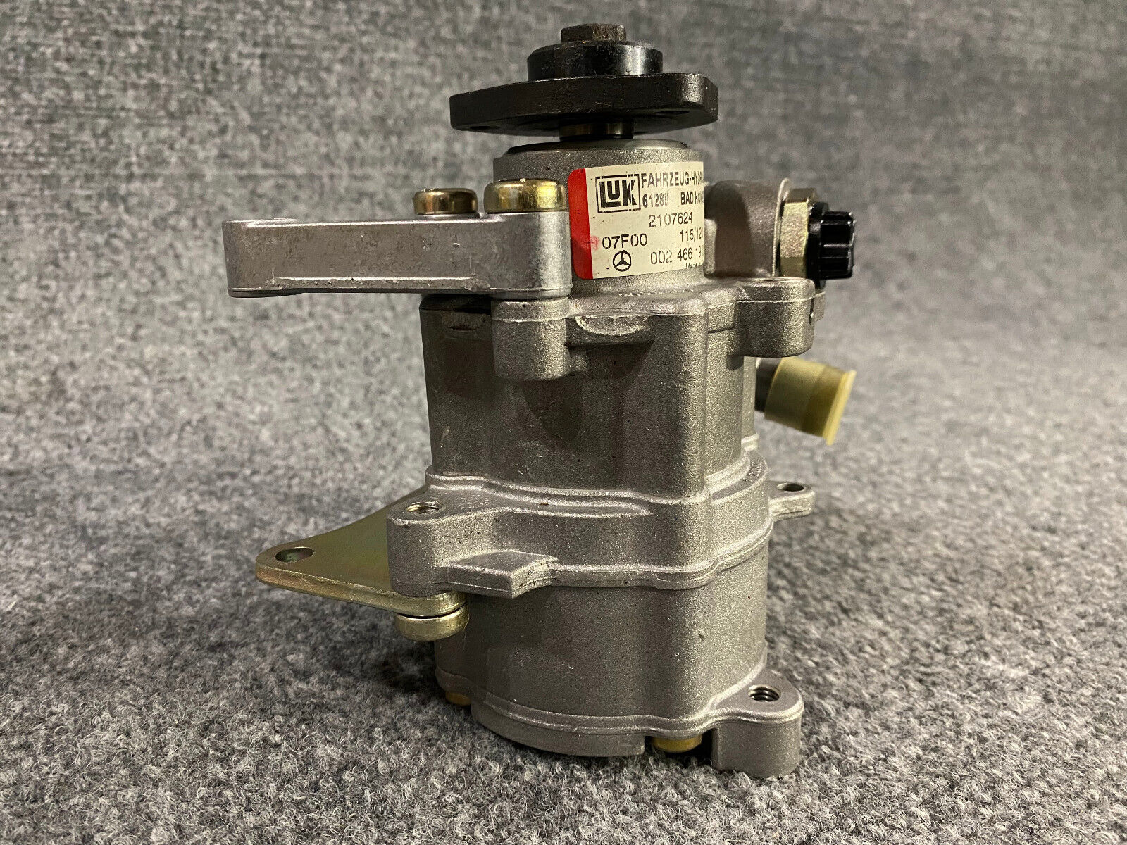 Mercedes-Benz Hydraulic Pump - A0024661901 - Fits MBZ E300 1996 - 1999
