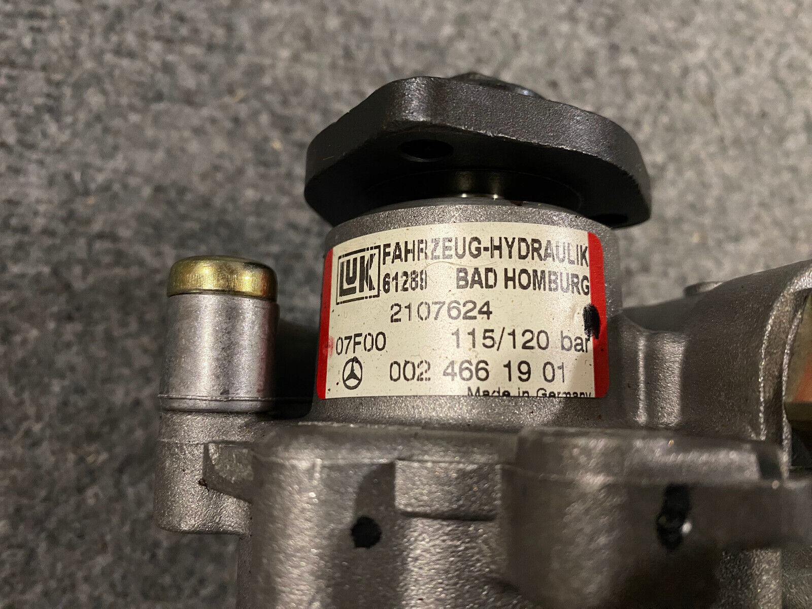 Mercedes-Benz Hydraulic Pump - A0024661901 - Fits MBZ E300 1996 - 1999
